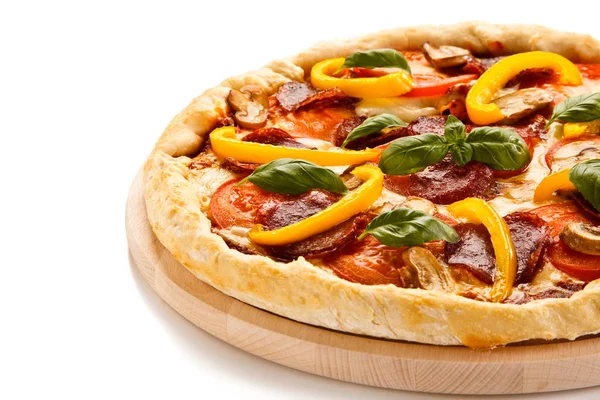 Pizza Mit Salami Und Gemüse Auf Holzbrett — Stockfoto