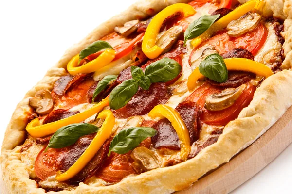 Pizza Mit Salami Und Gemüse Auf Holzbrett — Stockfoto