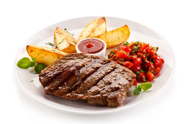 Hovězí Steak Salátem Kousky Smažených Brambor — Stock fotografie