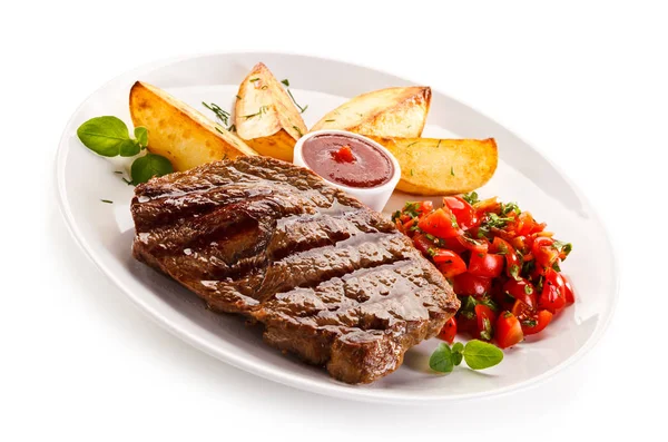 Rindersteak Mit Salat Und Gebratenen Kartoffelstücken — Stockfoto