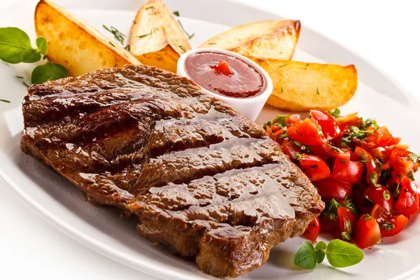 Hovězí Steak Salátem Kousky Smažených Brambor — Stock fotografie
