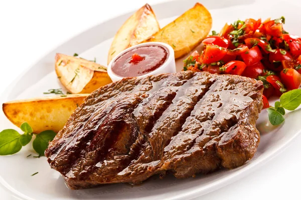 Bistecca Manzo Con Insalata Pezzi Patate Fritte — Foto Stock