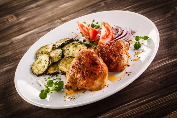 Coxas Frango Fritas Com Abobrinha Legumes Frescos — Fotografia de Stock