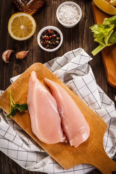 Pechugas Pollo Crudas Con Verduras Frescas Mesa Madera —  Fotos de Stock