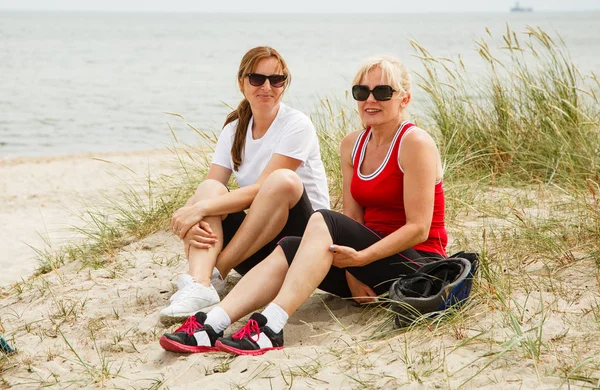 Duas Mulheres Meia Idade Óculos Sol Descansando Praia — Fotografia de Stock