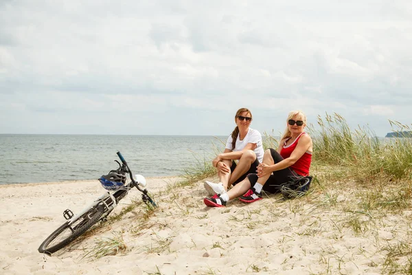 Dwie Kobiety Odzieży Sportowej Odpoczywające Wybrzeżu — Zdjęcie stockowe