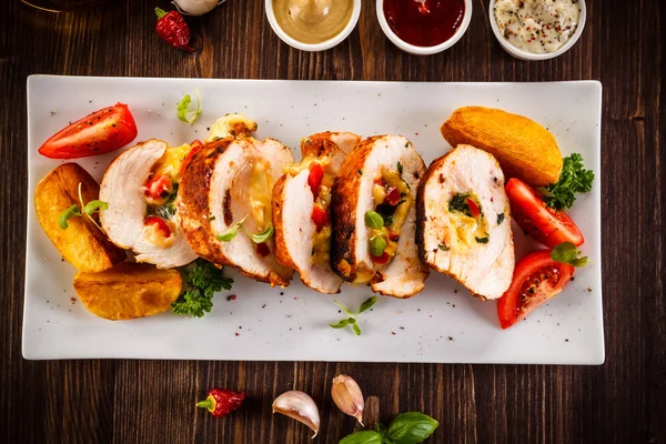 Rolo Frango Recheado Prato Com Legumes — Fotografia de Stock