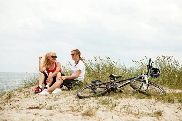 Dos Mujeres Mediana Edad Gafas Sol Descansando Orilla Del Mar —  Fotos de Stock