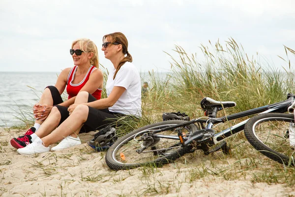 Dos Mujeres Mediana Edad Gafas Sol Descansando Orilla Del Mar — Foto de Stock