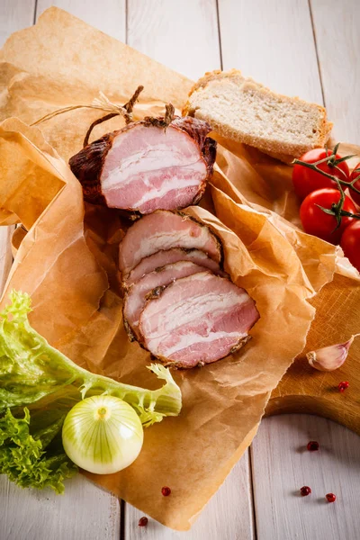 Carne Porco Curada Pergaminho Com Legumes Pão — Fotografia de Stock