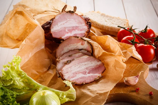 Carne Porco Curada Pergaminho Com Legumes Pão — Fotografia de Stock