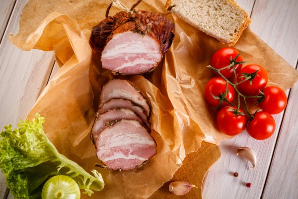 Carne Porco Curada Pergaminho Com Legumes Pão — Fotografia de Stock