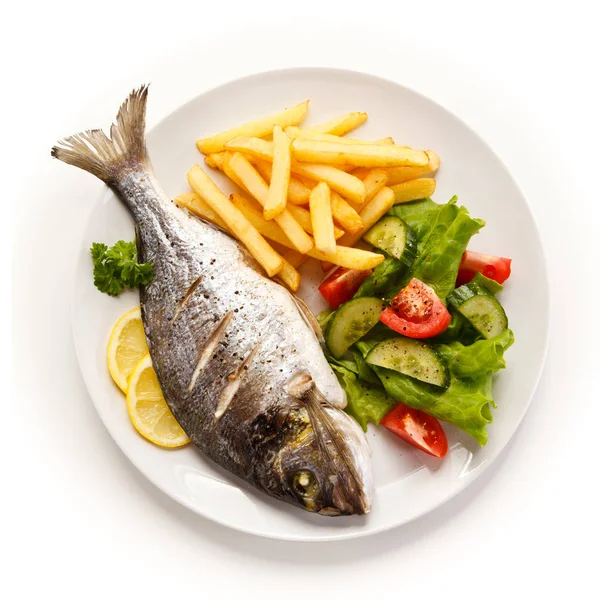 Peixe Inteiro Com Legumes Frescos Batatas Fritas — Fotografia de Stock