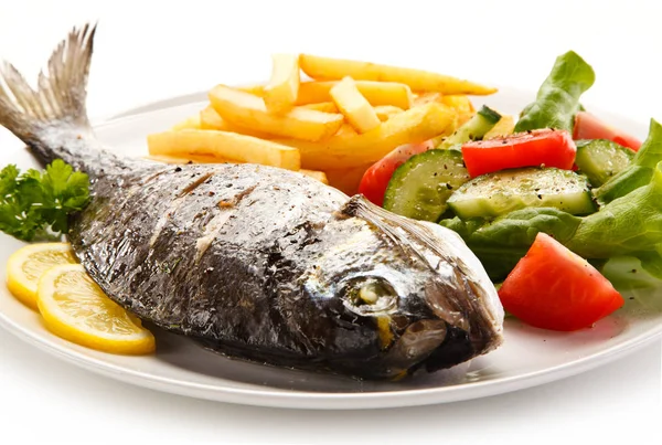 Całe Ryby Świeżymi Warzywami Frytkami — Zdjęcie stockowe