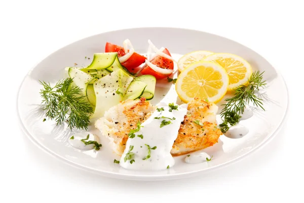 Gebratener Fisch Mit Frischem Gemüse Und Zitrone — Stockfoto