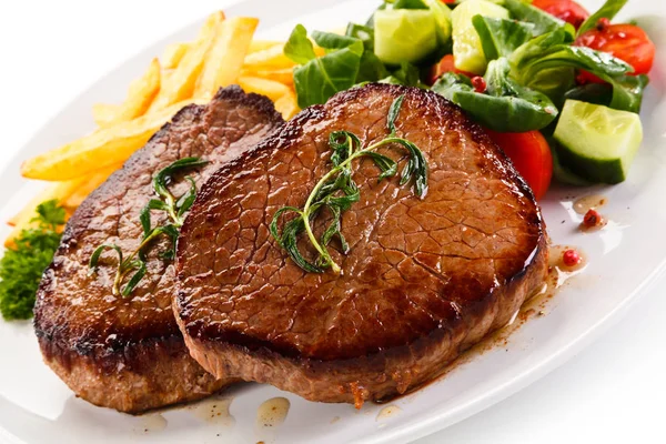 Steaks Bœuf Ronds Avec Frites Légumes Mélangés — Photo