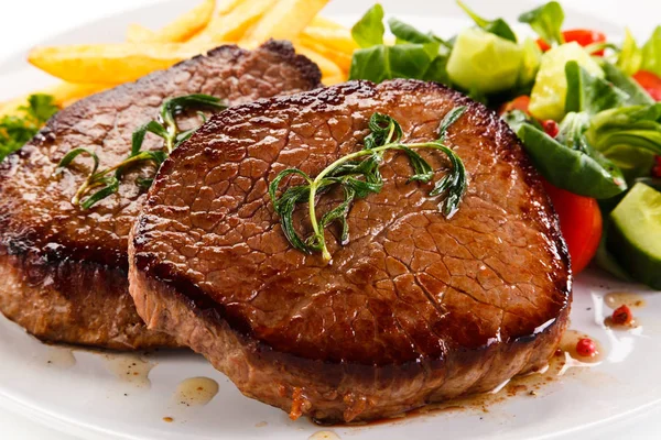 Steaks Bœuf Ronds Avec Frites Légumes Mélangés — Photo