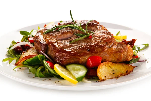 Gebakken Varkenssteak Met Gemengde Groenten Kruiden — Stockfoto