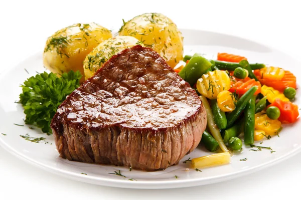 Steak Bœuf Grillé Avec Pommes Terre Bouillies Légumes Cuits Vapeur — Photo