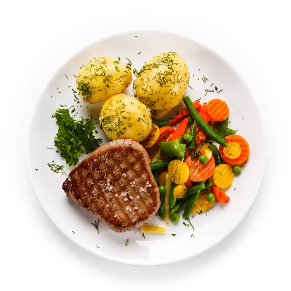 Grilovaný Hovězí Steak Vařenými Brambory Dušenou Zeleninou — Stock fotografie