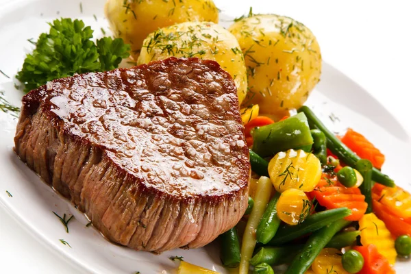 Steak Bœuf Grillé Avec Pommes Terre Bouillies Légumes Cuits Vapeur — Photo