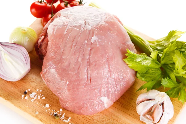 Rohes Schweinefilet Mit Tomaten Zwiebeln Knoblauch Und Kräutern — Stockfoto