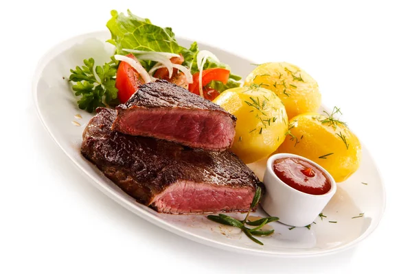 Carne Res Con Patatas Hervidas Verduras Salsa —  Fotos de Stock
