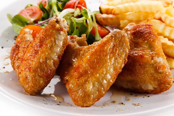 Alitas Pollo Esmaltadas Con Verduras Papas Fritas — Foto de Stock