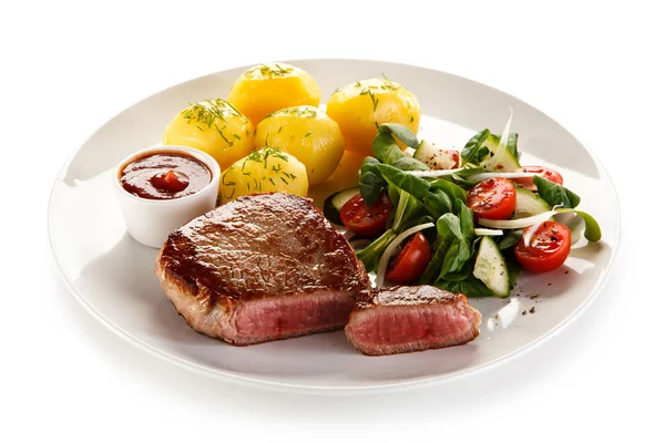 Rindersteak Mit Gekochten Kartoffeln Gemüse Und Sauce — Stockfoto