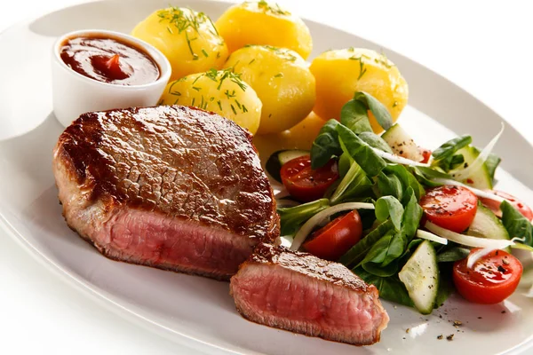 Hovězí Steak Vařenými Brambory Zeleninou Omáčkou — Stock fotografie