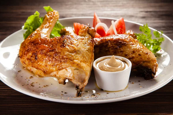Stekte Kyllingbein Servert Med Grønnsaker Sennep – stockfoto