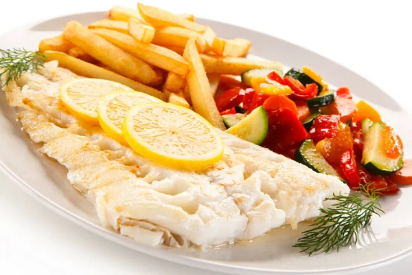 Fisk Serverad Med Pommes Frites Och Grönsaker Tallriken — Stockfoto