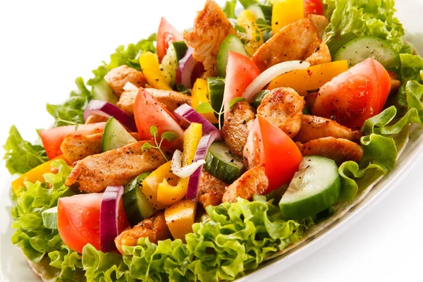 Salade Met Gebakken Kip Groenten Geserveerd Ronde Schotel — Stockfoto