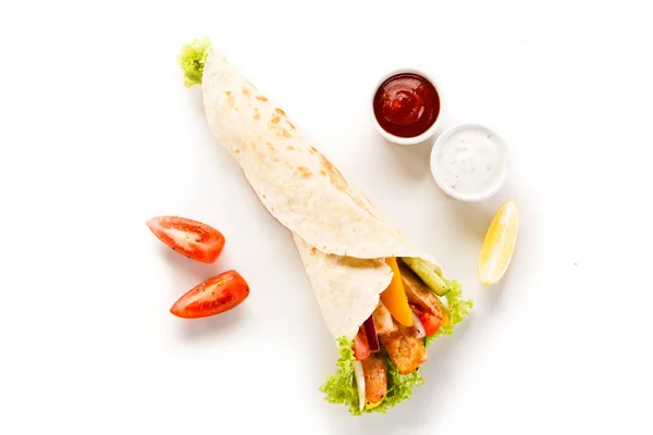 Beyaz Arka Planda Izole Edilmiş Tavuk Sebzeli Shawarma — Stok fotoğraf