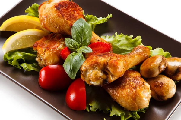 Paluszki Kurczaka Warzywami Serwowane Brązowym Talerzu — Zdjęcie stockowe