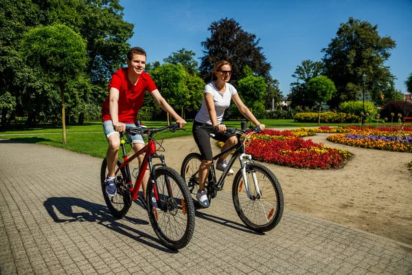 暑期公园里的情侣们骑自行车 — 图库照片