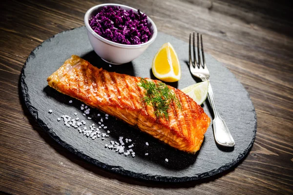 Gegrilde Zalm Geserveerd Met Rode Kool Citroen — Stockfoto