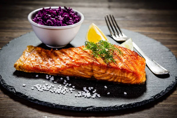 Grilled Salmon Served Red Cabbage Lemon — Stock Photo, Image