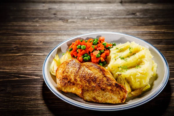 Fırında Tavuk Göğsü Doğranmış Sebze Patates Püresi — Stok fotoğraf