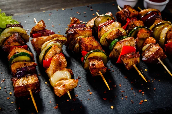 Shashik Skewers Served Black Board — Stockfoto