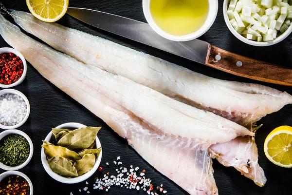 Pescado Crudo Con Cuchillo Especias —  Fotos de Stock