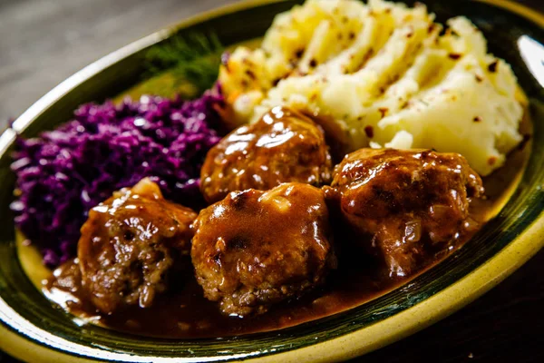 Stewed Meatballs Mashed Potatoes Red Cabbage Salad — Stock Photo, Image