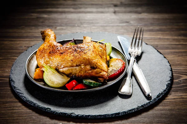 Perna Frango Assada Com Legumes Placa Com Faca Garfo — Fotografia de Stock