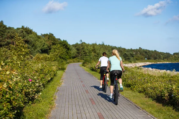 Två Medelålders Kvinnor Solglasögon Och Hjälmar Ridning Cyklar — Stockfoto