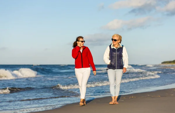 Due Donne Mezza Età Che Passeggiano Riva Mare — Foto Stock