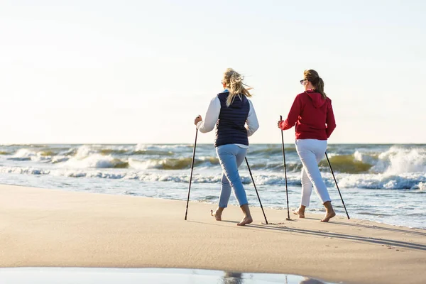 Dos Mujeres Mediana Edad Caminando Con Palos Turísticos Junto Orilla —  Fotos de Stock