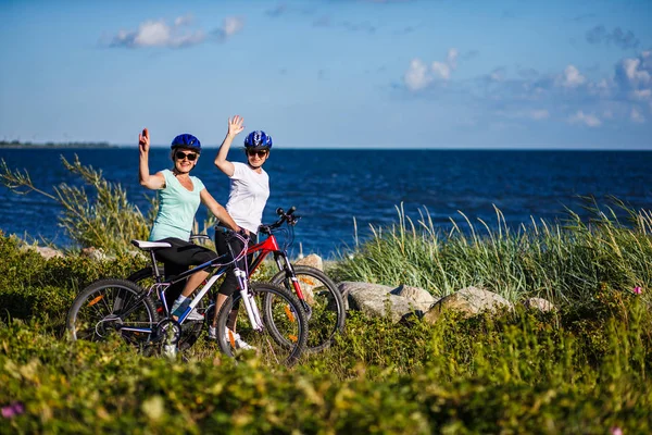 Zwei Frauen Mittleren Alters Mit Sonnenbrille Und Helm Auf Fahrrädern — Stockfoto