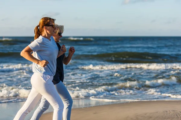 两名中年妇女在海上慢跑 — 图库照片