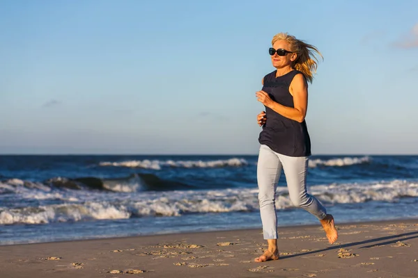 Aktiv Kvinna Jogging Till Sjöss — Stockfoto