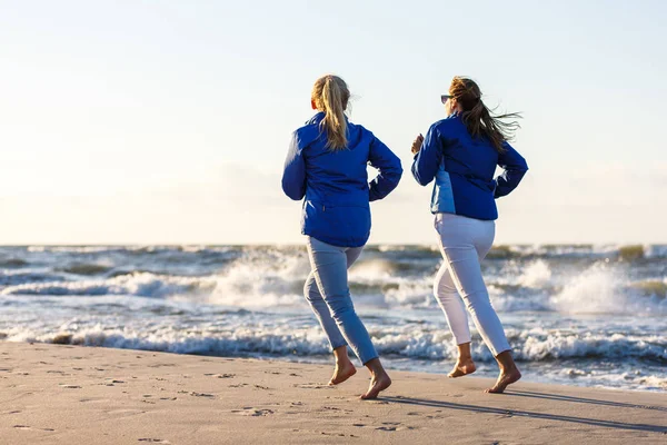 Zwei Frauen Mittleren Alters Joggen Meer — Stockfoto